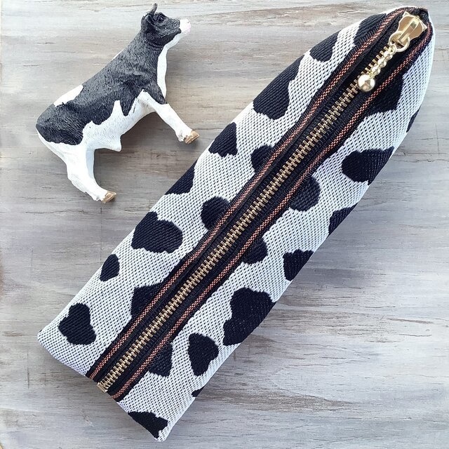 【牛柄】畳縁 テトラ型 ペンケース 和風 ホルスタイン 乳牛 白黒 モノトーン