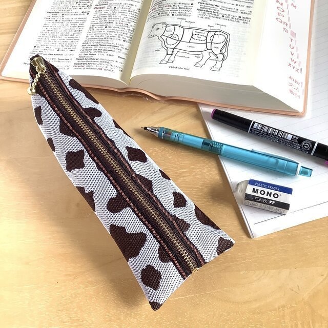 【牛柄】畳縁 テトラ型 ペンケース 和風 ホルスタイン 乳牛 白黒 モノトーン