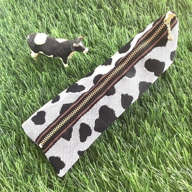 【牛柄】畳縁 テトラ型 ペンケース 和風 ホルスタイン 乳牛 白黒 モノトーン