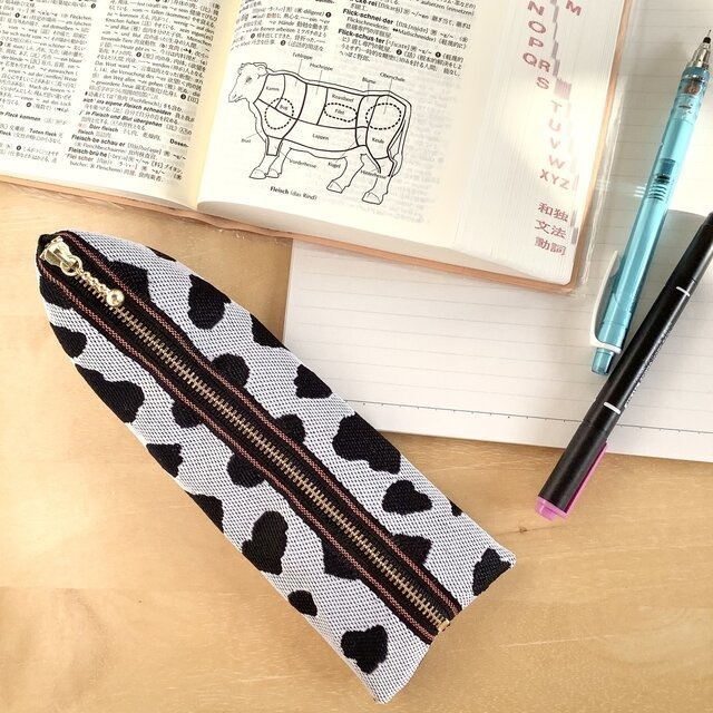 【桃牛】畳縁 テトラ型 ペンケース 和風 ホルスタイン 乳牛 ピンク ピーチミルク