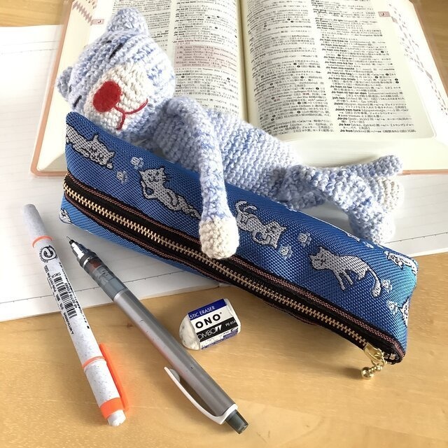 【ごろりん にゃんこ】 畳のヘリ テトラ型 ペンケース 昼 猫 黄色