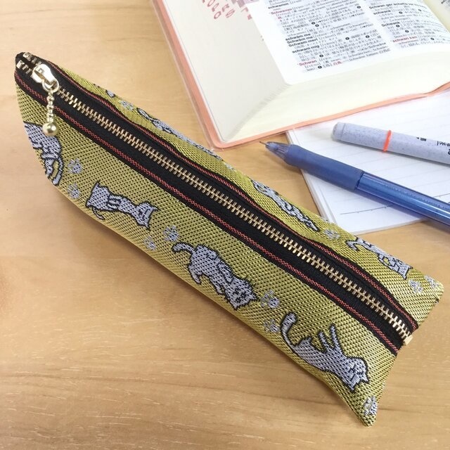 【ごろりん にゃんこ】 畳のヘリ テトラ型 ペンケース 昼 猫 黄色