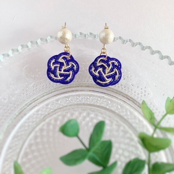 【朧月夜】水引 お花とコットンパール ピアス 紺 金 ゆらゆら