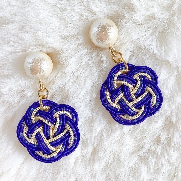 【朧月夜】水引 お花とコットンパール ピアス 紺 金 ゆらゆら