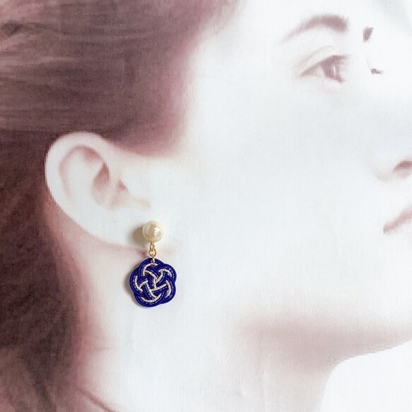 【朧月夜】水引 お花とコットンパール ピアス 紺 金 ゆらゆら