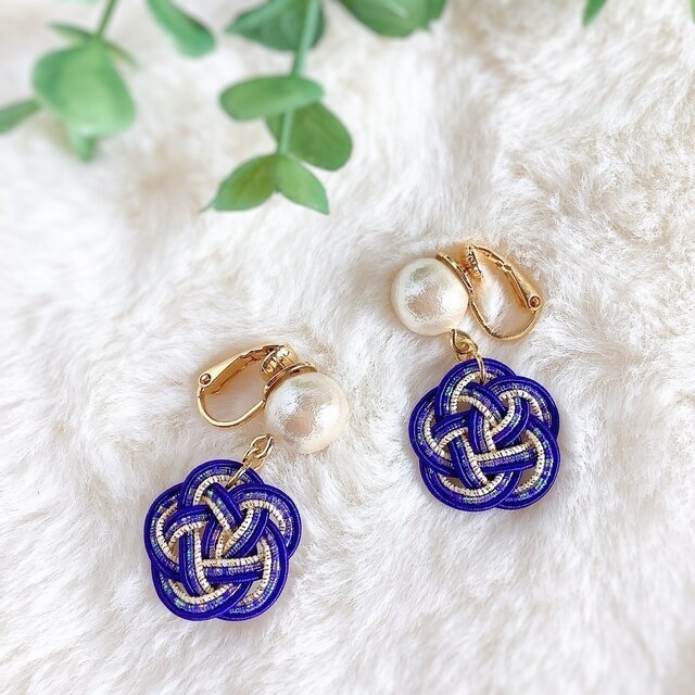 【朧月夜】水引 お花とコットンパール イヤリング 紺 金 ゆらゆら