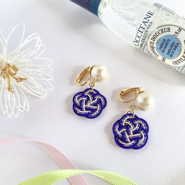 【朧月夜】水引 お花とコットンパール イヤリング 紺 金 ゆらゆら