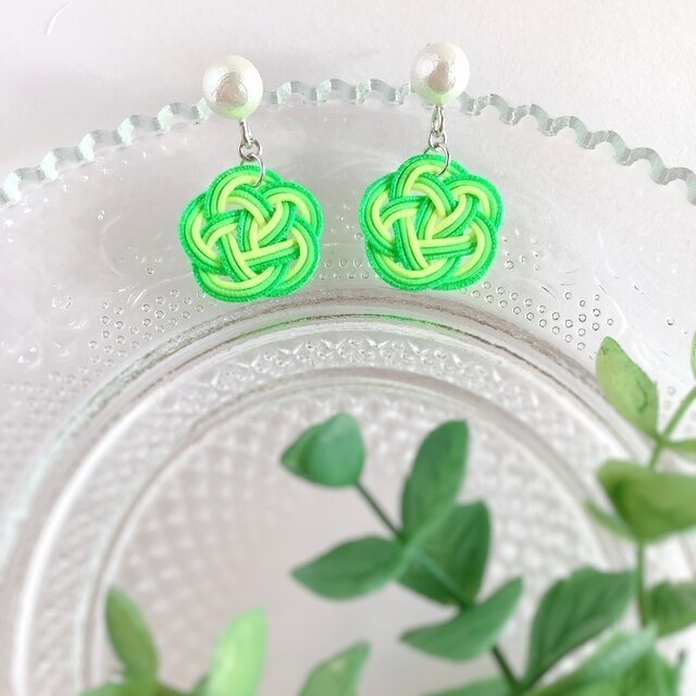 【ライムソーダ】水引 お花とコットンパール ピアス 蛍光 グリーン レモン ゆらゆら