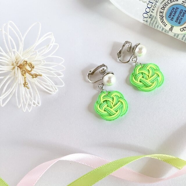 【ライムソーダ】水引 お花とコットンパール ピアス 蛍光 グリーン レモン ゆらゆら
