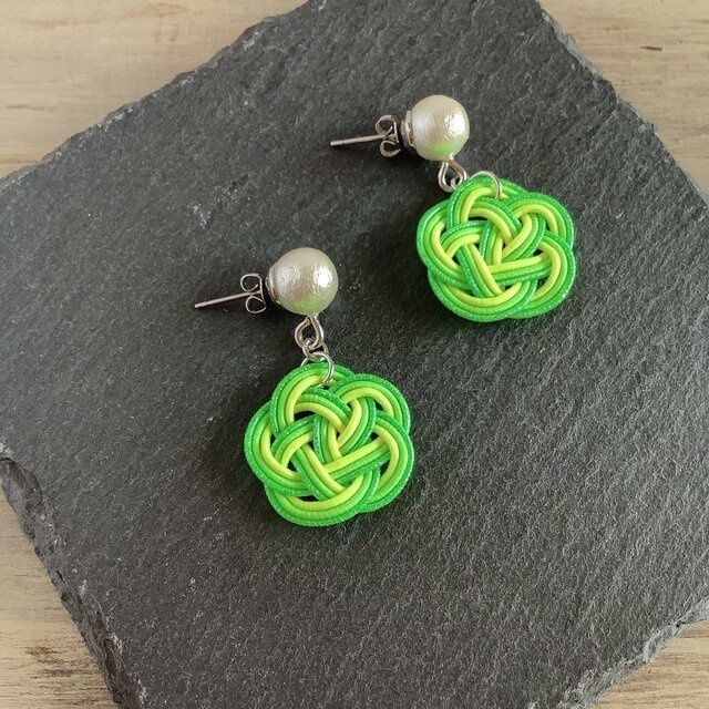 【ライムソーダ】水引 お花とコットンパール ピアス 蛍光 グリーン レモン ゆらゆら