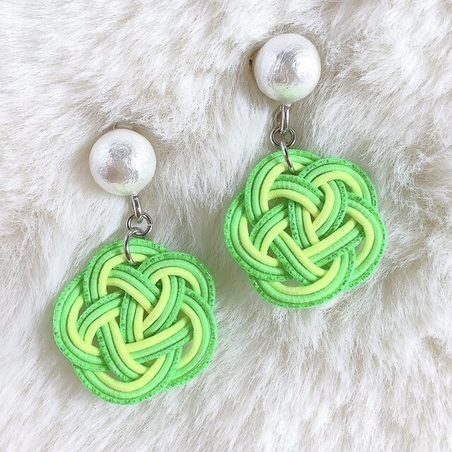 【ライムソーダ】水引 お花とコットンパール ピアス 蛍光 グリーン レモン ゆらゆら