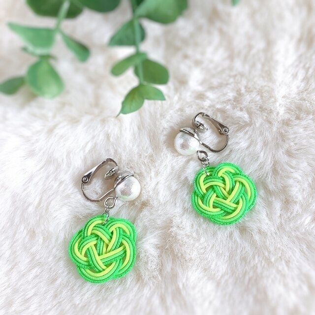 【ライムソーダ】水引 お花とコットンパール イヤリング 蛍光 グリーン レモン ゆらゆら