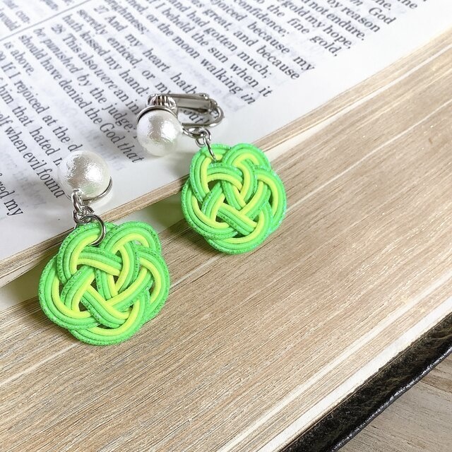 【ライムソーダ】水引 お花とコットンパール イヤリング 蛍光 グリーン レモン ゆらゆら