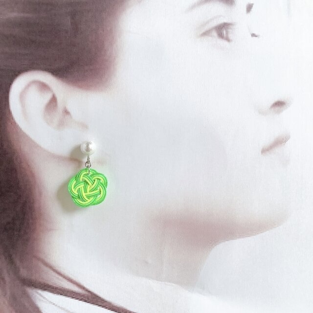 【ライムソーダ】水引 お花とコットンパール イヤリング 蛍光 グリーン レモン ゆらゆら
