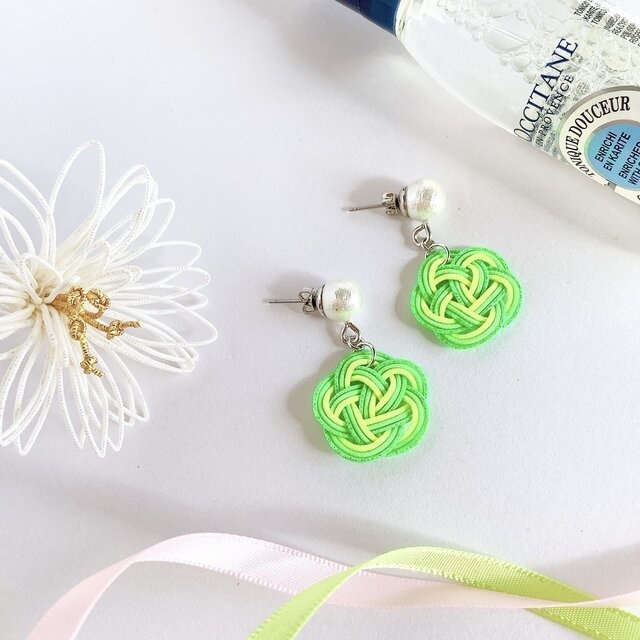 【ライムソーダ】水引 お花とコットンパール イヤリング 蛍光 グリーン レモン ゆらゆら