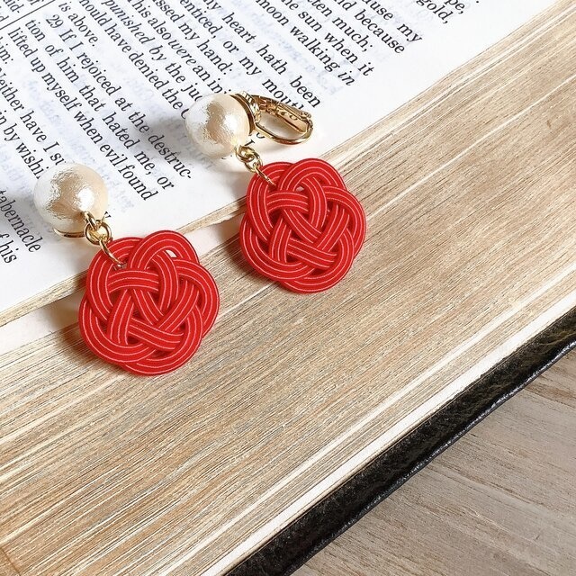 【末摘花】水引 お花とコットンパール イヤリング 赤 紅 金 ゆらゆら