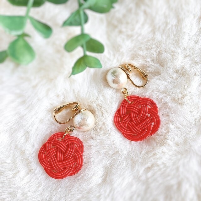 【末摘花】水引 お花とコットンパール イヤリング 赤 紅 金 ゆらゆら