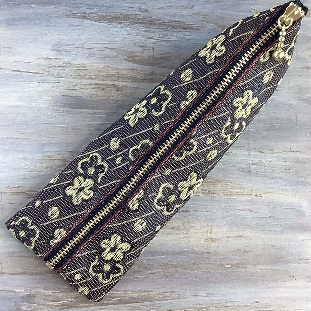 【ブラウンフラワー】畳縁 テトラ型 ペンケース 和風 ベージュ 茶 花 梅 絣模様