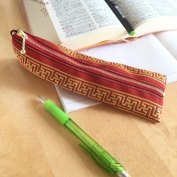 【ラーメン模様(雷文様)】畳縁 テトラ型 ペンケース 赤 ゴールド 和風 チャイナ
