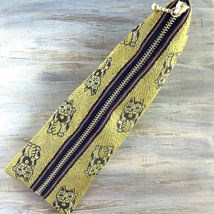 【金の招き猫】畳縁 テトラ型 ペンケース 縁起物 猫 金 幸運