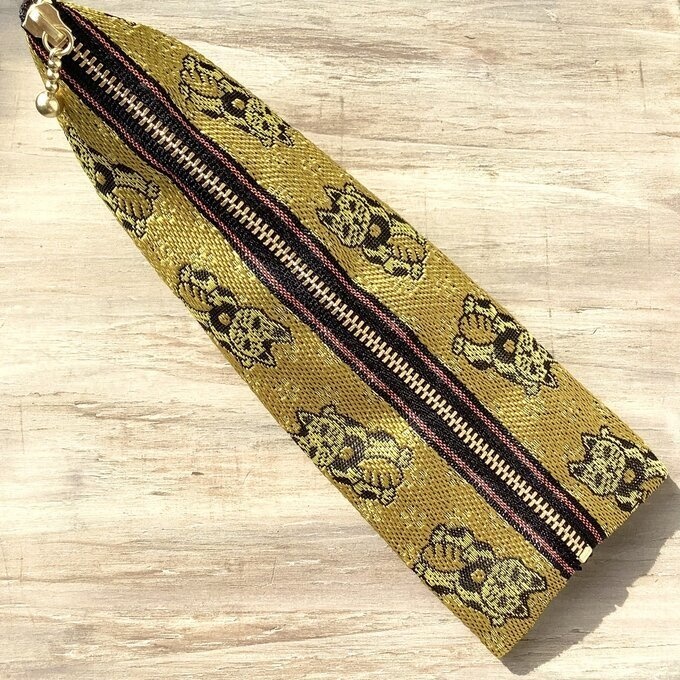 【金の招き猫】畳縁 テトラ型 ペンケース 縁起物 猫 金 幸運