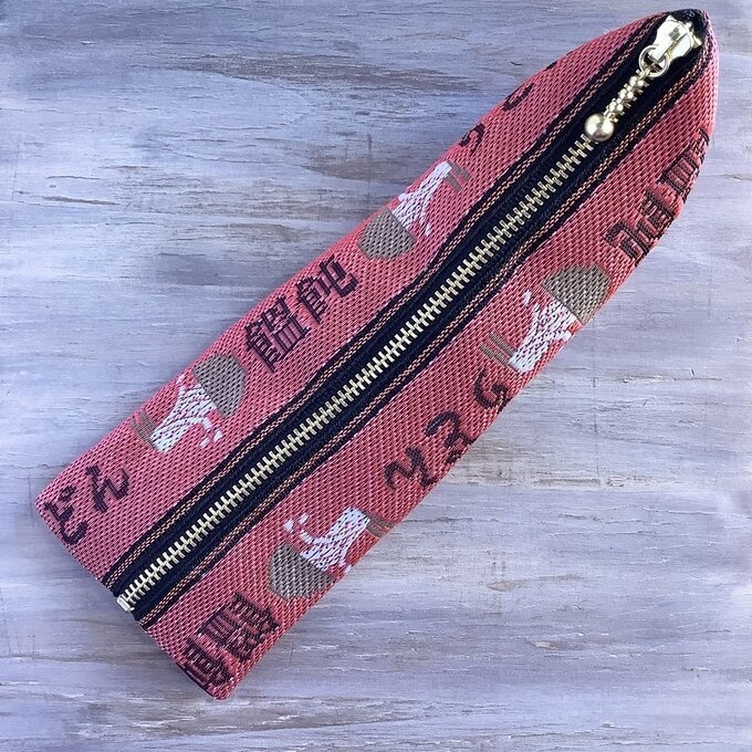 【ピリカラうどん】畳縁 テトラ型 ペンケース うどん 赤 丼