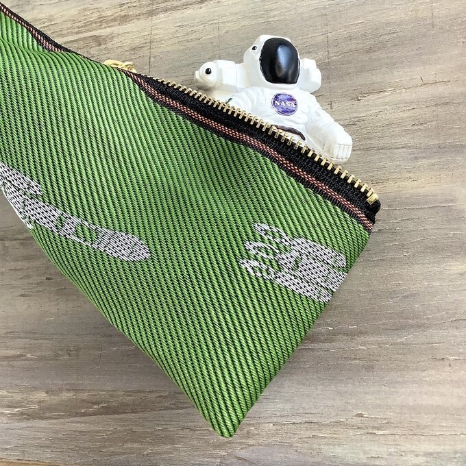 【ロケット】畳縁 テトラ型 ペンケース 宇宙 緑 白 草原