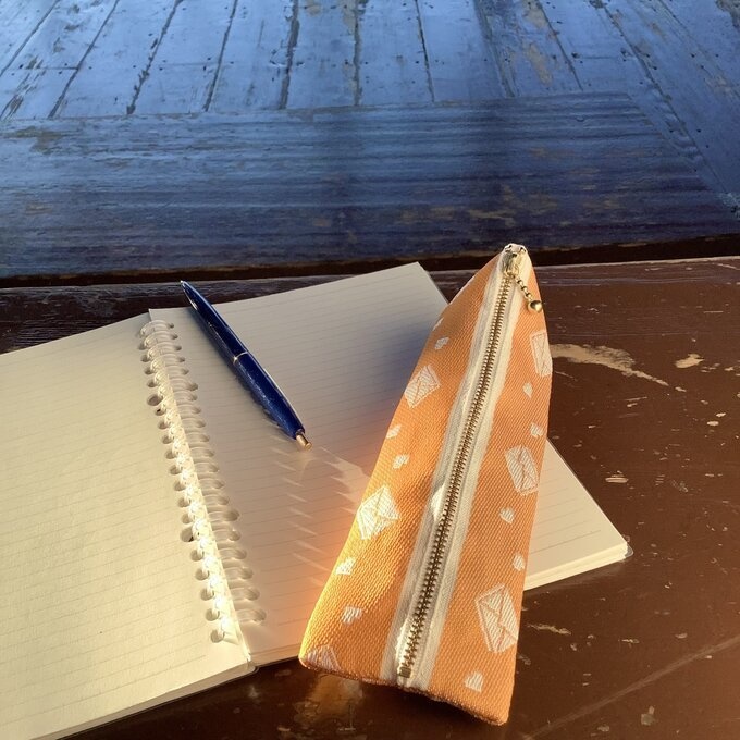 【ラブレター】畳縁 テトラ型 ペンケース あんず色 手紙 封筒 ハート アプリコット