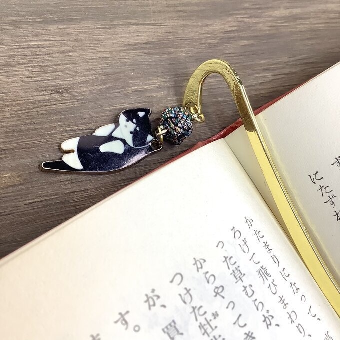 御朱印帳 しおり 水引【つままれにゃんこ】ブックマーカー 白黒 ハチワレ 黒ラメ玉