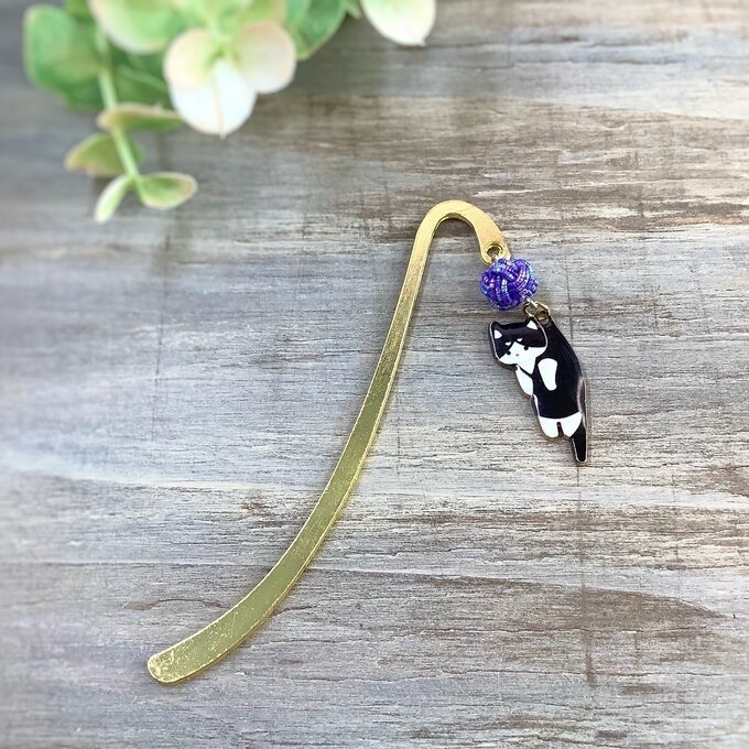 御朱印帳 しおり 水引【つままれにゃんこ】ブックマーカー 白黒 ハチワレ 青紫玉