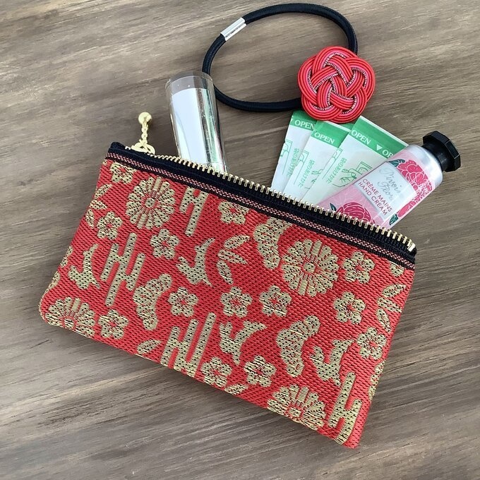 【おめでたうさぎ】畳縁 テトラ型 ペンケース 赤 金 縁起物 兎