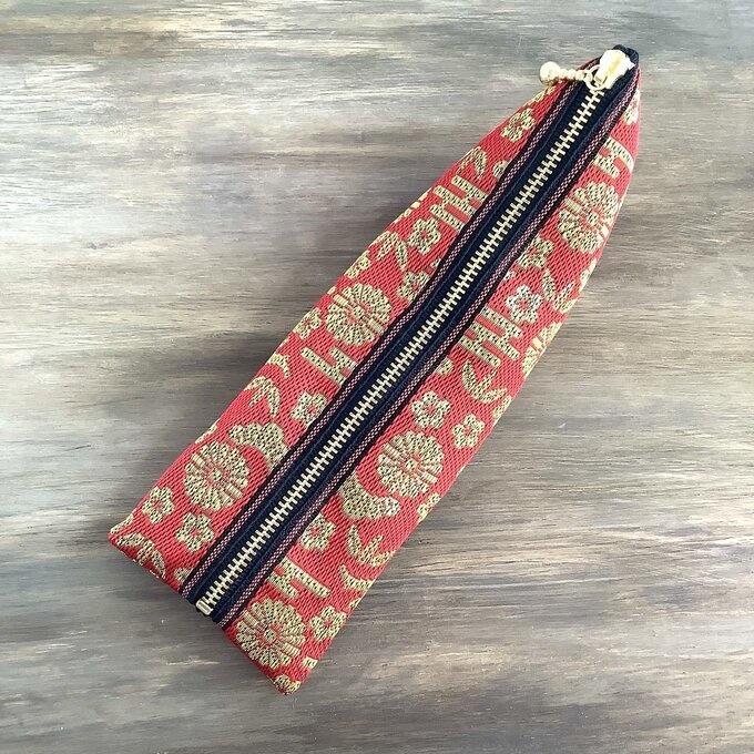 【おめでたうさぎ】畳縁 テトラ型 ペンケース 赤 金 縁起物 兎