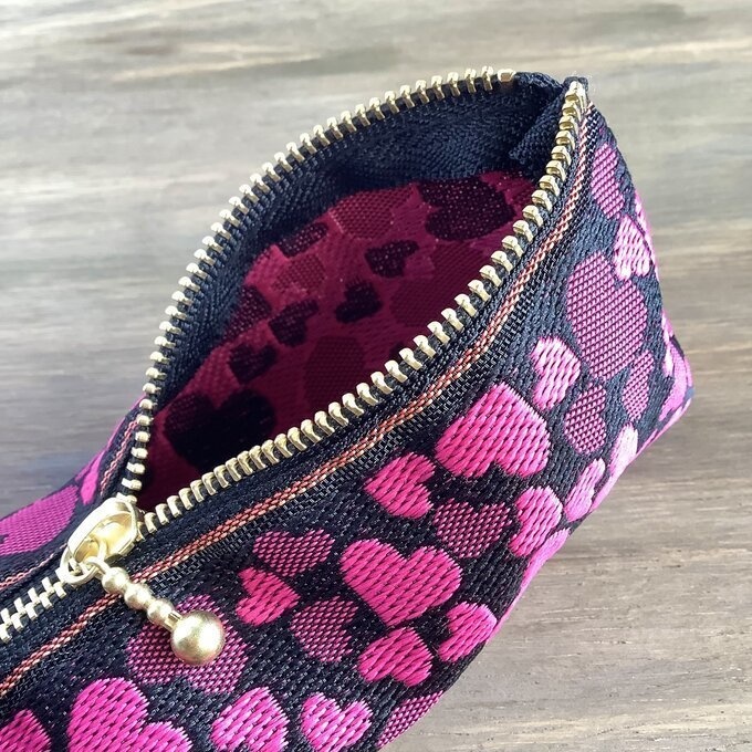 【ブラック&ベリー ハート柄】畳縁 テトラ型 ペンケース 黒 ピンク ラブリー