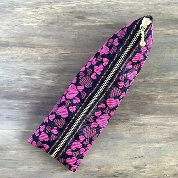【ブラック&ベリー ハート柄】畳縁 テトラ型 ペンケース 黒 ピンク ラブリー
