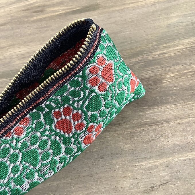 【肉球と桜】畳縁 テトラ型 ペンケース 和風 赤 緑 足あと 犬 猫