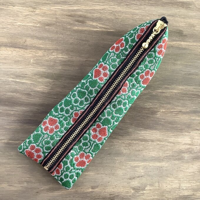 【肉球と桜】畳縁 テトラ型 ペンケース 和風 赤 緑 足あと 犬 猫
