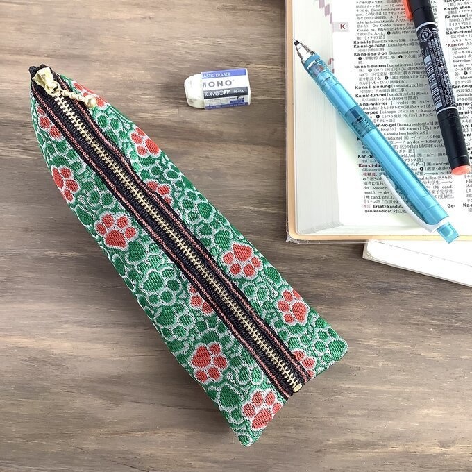 【肉球と桜】畳縁 ぺたんこ ミニポーチ 小銭入れ カードケース 和風 赤 緑 足あと 犬 猫