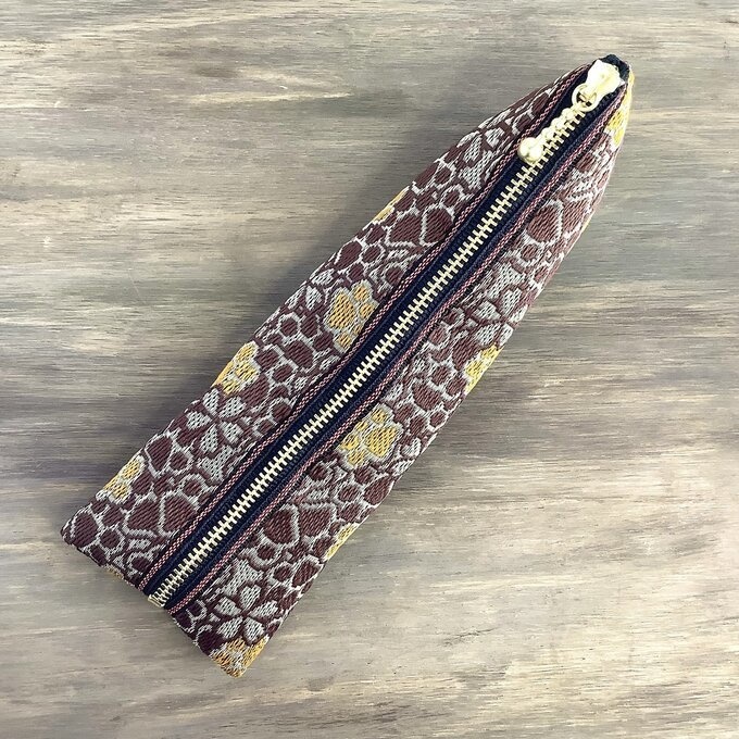 【肉球と桜】畳縁 テトラ型 ペンケース 和風 チョコレート キャラメル 茶色 足あと 犬 猫