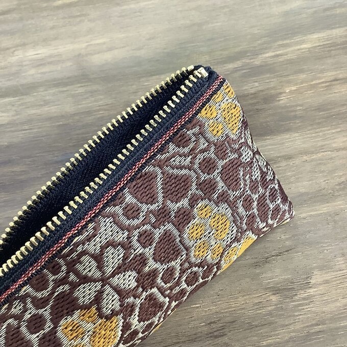 【肉球と桜】畳縁 テトラ型 ペンケース 和風 チョコレート キャラメル 茶色 足あと 犬 猫