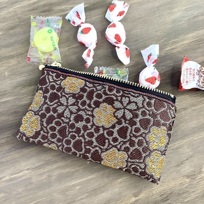 【肉球と桜】畳縁 ぺたんこ ミニポーチ 小銭入れ カードケース 和風 チョコレート キャラメル 茶色 足あと 犬 猫