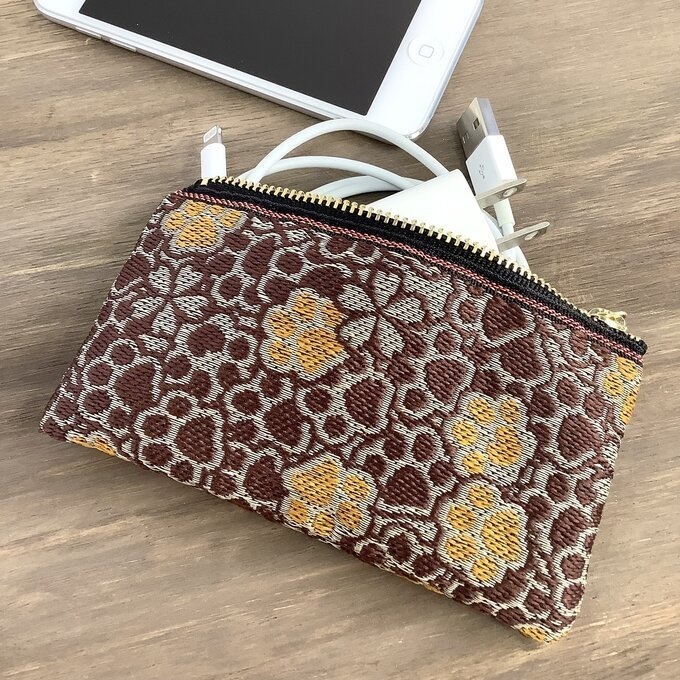 【肉球と桜】畳縁 ぺたんこ ミニポーチ 小銭入れ カードケース 和風 チョコレート キャラメル 茶色 足あと 犬 猫