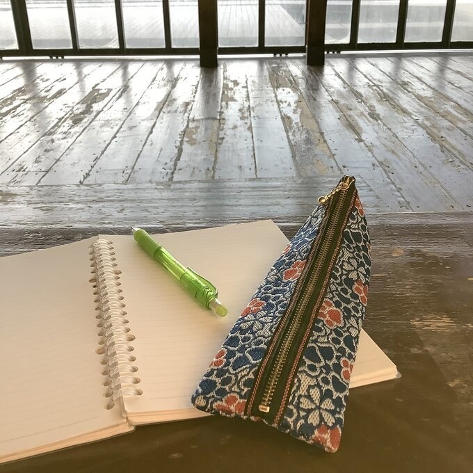 【肉球と桜】畳縁 テトラ型 ペンケース 和風 青 赤 足あと 犬 猫