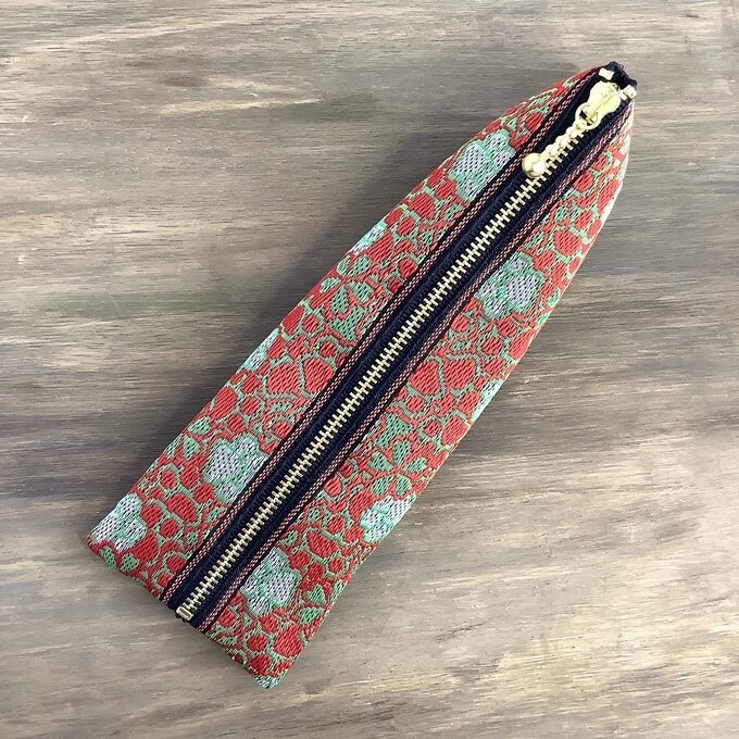 【肉球と桜】畳縁 テトラ型 ペンケース 和風 赤 緑 足あと 犬