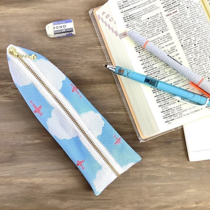 【飛行機と雲】畳縁 テトラ型 ペンケース 空 空色 ブルー