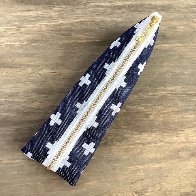 【クロス柄】畳縁 テトラ型 ペンケース 黒 北欧 十字 プラス柄