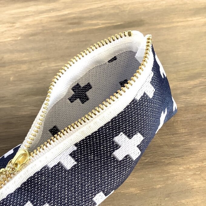 【クロス柄】畳縁 テトラ型 ペンケース 黒 北欧 十字 プラス柄