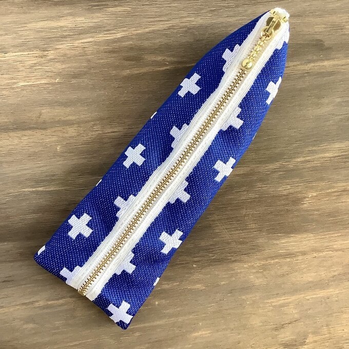 【クロス柄】畳縁 テトラ型 ペンケース 青 北欧 十字 プラス柄