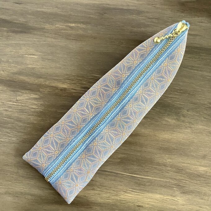 【湖面の虹】畳縁 テトラ型 ペンケース 麻の葉模様 水色 レインボー 虹色 ニュアンスカラー