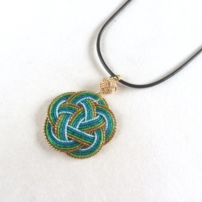 水引【玉虫色】ゆれるお花のペンダント オリエンタル グリーン ゴールド