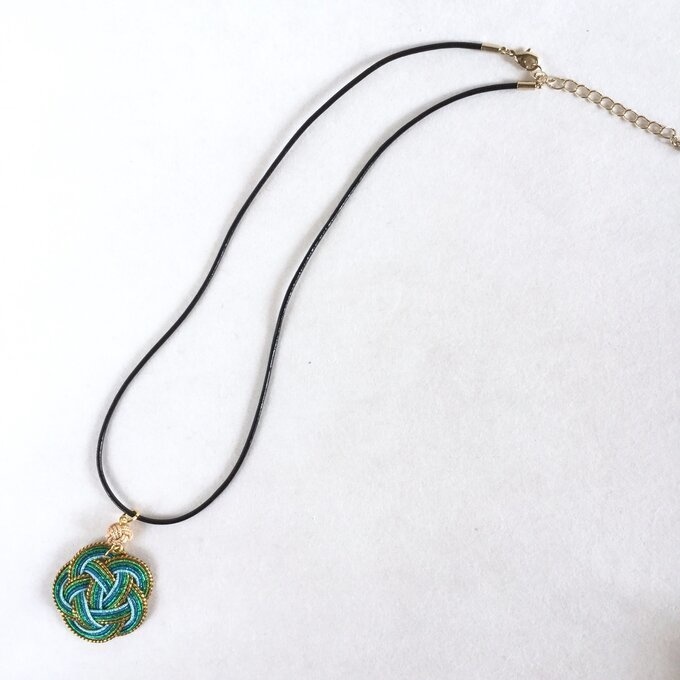 水引【玉虫色】ゆれるお花のペンダント オリエンタル グリーン ゴールド